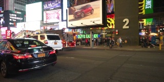 一辆公共汽车和消防车在纽约时代广场经过