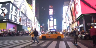 慢镜头:时代广场灯光与交通，汽车和行人的夜晚