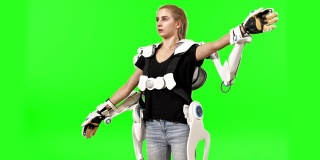 未来就是现在。穿着外骨骼的女人被隔离在绿色屏幕上。武器扩散
