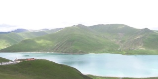 喜马拉雅山脉的羊卓雍错湖。羊卓雍错湖是西藏三大圣湖之一。反而