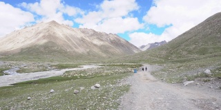 在科拉(yatra)仪式的第一天参观神圣的冈仁波齐山。西藏西部阿里风光。