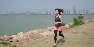 年轻的亚洲女人在户外跑步