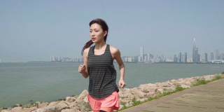 年轻的亚洲女人在户外跑步