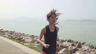年轻的亚洲女人在户外跑步视频素材模板下载