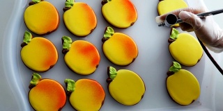 糕点师用喷漆把饼干装饰成苹果的形状
