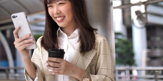 日本女性使用智能手机进行社交媒体