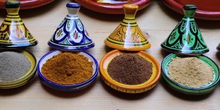 彩色陶瓷塔锅中摩洛哥粉末草药的多样性