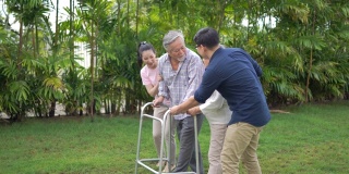 亚洲家庭支持老年人在家中使用助行器