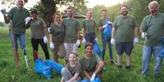 清洁公园后快乐的环保志愿者画像