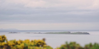 在爱尔兰安特里姆海岸的一个岩石岛-模糊的前景