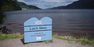 苏格兰奥古斯堡村庄内尼斯湖前的指示牌。中枪
