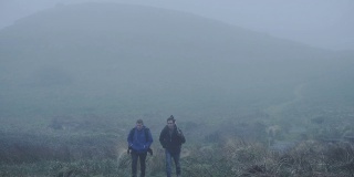 威尔士彭布罗克郡海岸国家公园，两名男子徒步穿越斯科莫岛