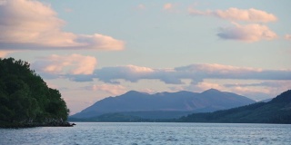 黄昏时分，苏格兰尼斯湖的风景，以群山为背景