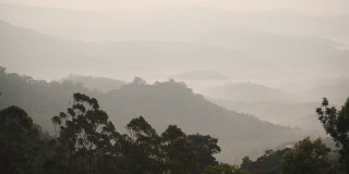 在一个雾蒙蒙的早晨，印度芒纳的山和丘陵的全景景观
