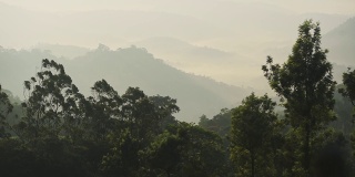 在一个雾蒙蒙的早晨，印度芒纳的山峦景观