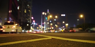 在香港，光线充足的高速公路，中度车辆通过十字路口-低空射击