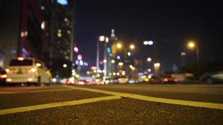 在香港，光线充足的高速公路，中度车辆通过十字路口-低空射击视频素材模板下载