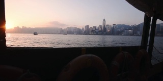 乘坐渡轮在维多利亚港观赏日落美景，一览香港天际线