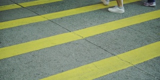 过路行人的脚在香港的行人道上-特写镜头