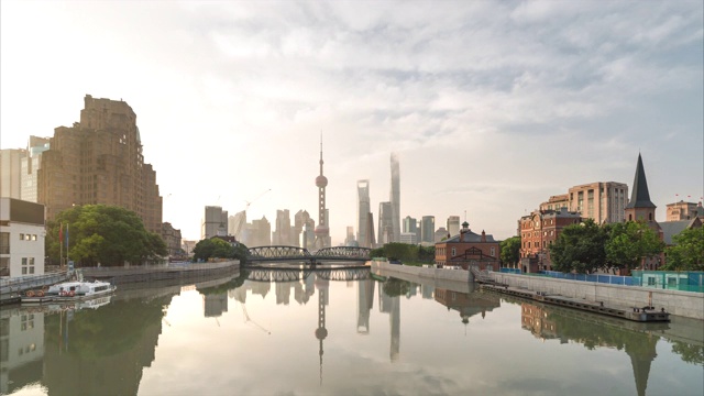 4K时间推移-城市天际线和城市景观在日出在中国上海。
