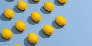 停止运动的柠檬在一个蓝色的背景。