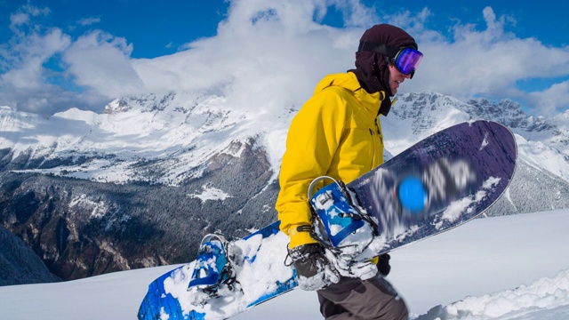 滑雪者攀登雪山，周围是令人惊叹的冬季景观