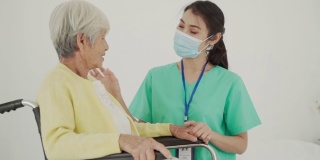 关爱微笑的年轻亚洲护士照顾支持快乐的老年老奶奶病人，女医生提供医疗服务，帮助老年妇女在家照顾医疗拜访，老年人的保健理念