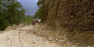 山体滑坡和岩石落在山路上。石头挡住了路。汽车停下来等待。4 k