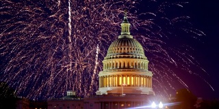 7月4日美国独立日，神秘的夜空与满月的美国华盛顿特区国会大厦与烟花背景
