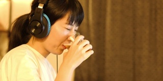 一个日本女人在家上网喝酒的4K视频