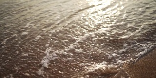 海浪冲走了热带海洋的脚印
