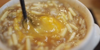 用米饭、鸡蛋、芝士、日式拉面烹制日式料理
