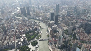 上海市区苏州河鸟瞰图。摩天大楼在河边视频素材模板下载