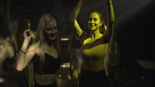 两名年轻女子在夜总会跳舞欢呼，4K DCI慢镜头