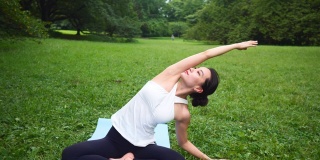 瑜伽教练在自然界中伸展莲花姿势的手