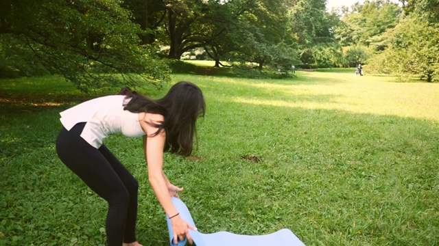 瑜伽教练在公园设置瑜伽垫