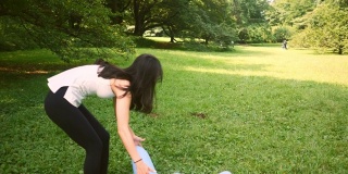 瑜伽教练在公园设置瑜伽垫