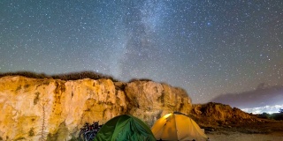 星空下的旅游营地，夜游时光流逝的景象