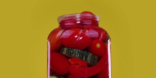 装有罐装西红柿、西葫芦和甜椒沙拉的罐子