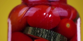 装有美味的罐装西红柿、西葫芦和红辣椒的玻璃罐