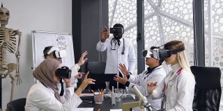 高技能的多民族医生团队使用虚拟现实技术研究现代医学