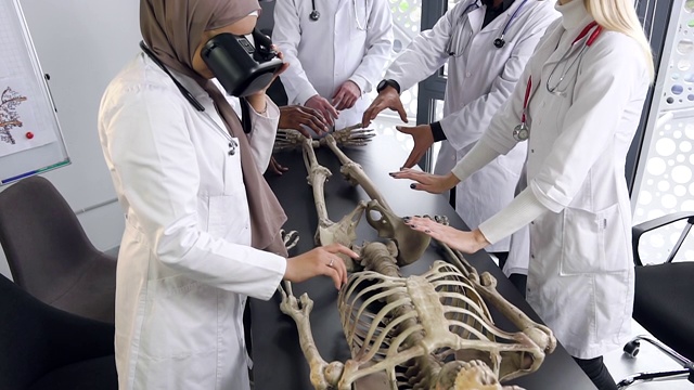 使用虚拟现实眼镜研究人体骨骼结构的医学院学生的特写