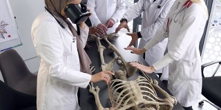 使用虚拟现实眼镜研究人体骨骼结构的医学院学生的特写