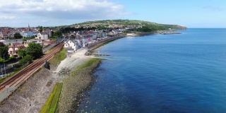 北爱尔兰怀特黑德海岸的鸟瞰图。无人机拍摄的小镇和爱尔兰海的水
