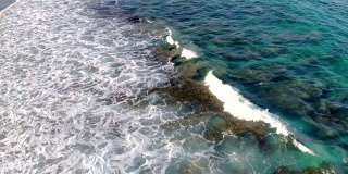 无人机拍摄的海浪拍打海滩的景象