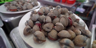 马来西亚户外海鲜餐厅出售的新鲜贝类