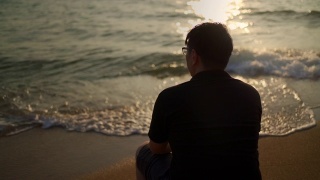 不认识的人坐在海边做白日梦视频素材模板下载