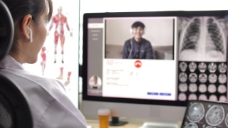 医生与病人通过视频电话在她的电脑在医院，远程医疗概念视频素材模板下载