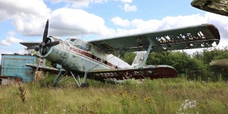 一架被遗弃和摧毁的飞机在田野里的快速动作视频