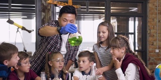 由6个年轻的白种人孩子组成的小组，老师在化学实验室研究化学反应